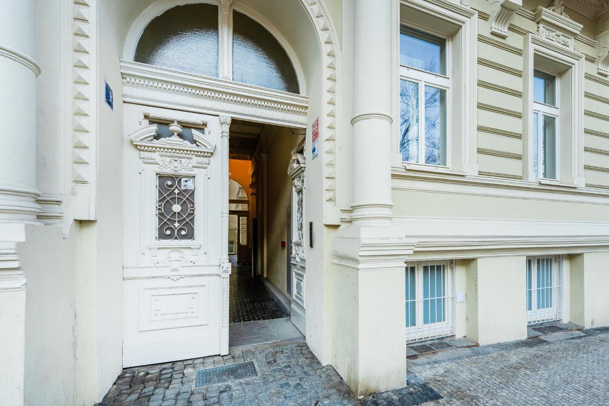 Appartamento Sunny One Bedroom Flat With National Museum View Praga