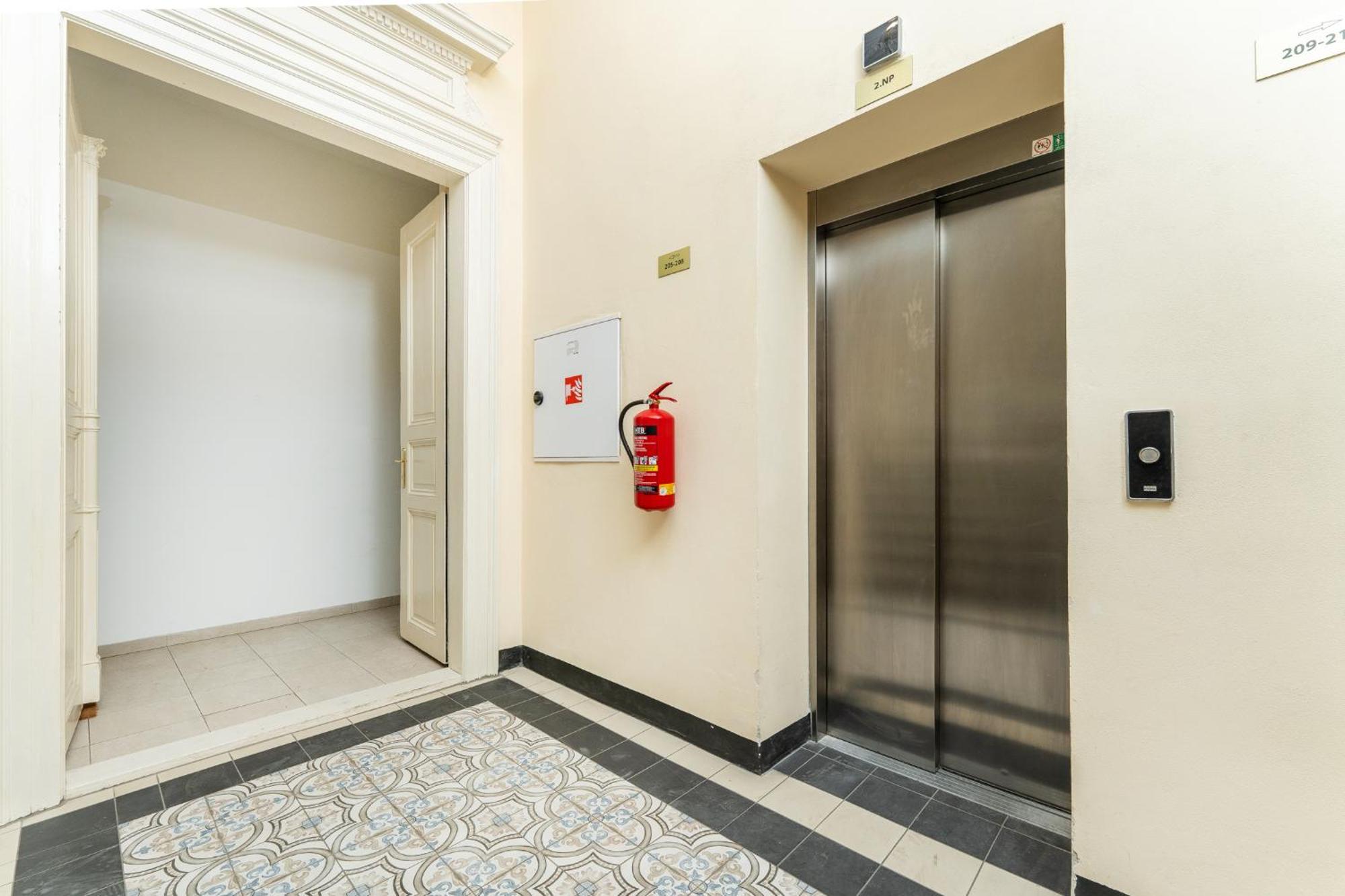 Sunny One Bedroom Flat With National Museum View Appartamento *